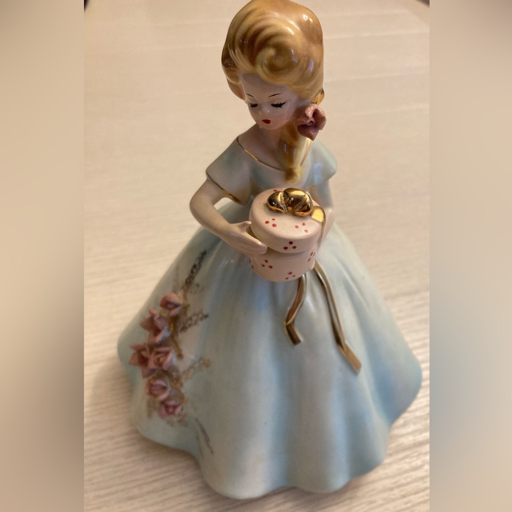 Josef Originals porcelain piece from the Romance series, “The Trousseau" - Picture 2 of 5